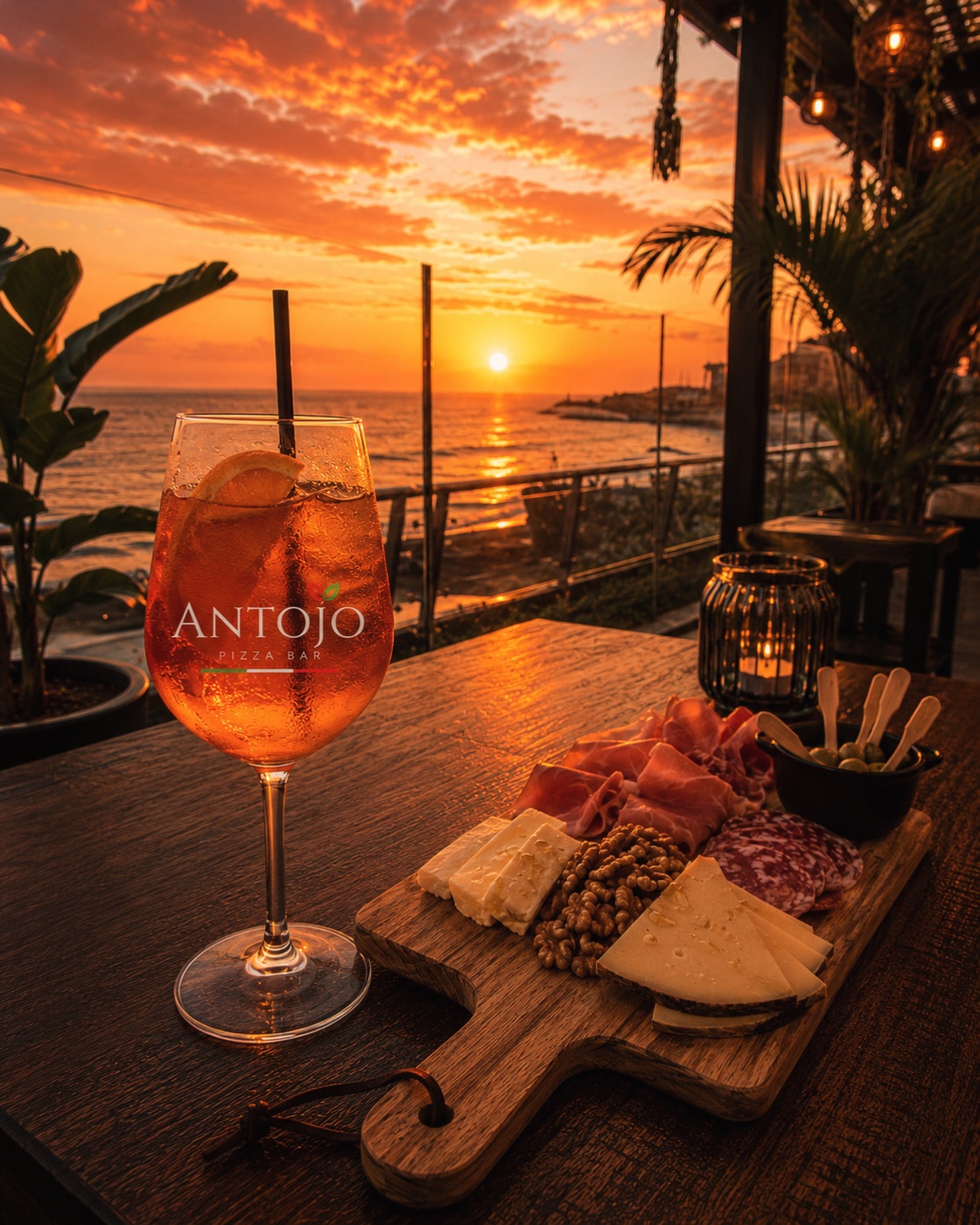 Tagliere italiano con embutidos, quesos y spritz Antojo al atardecer