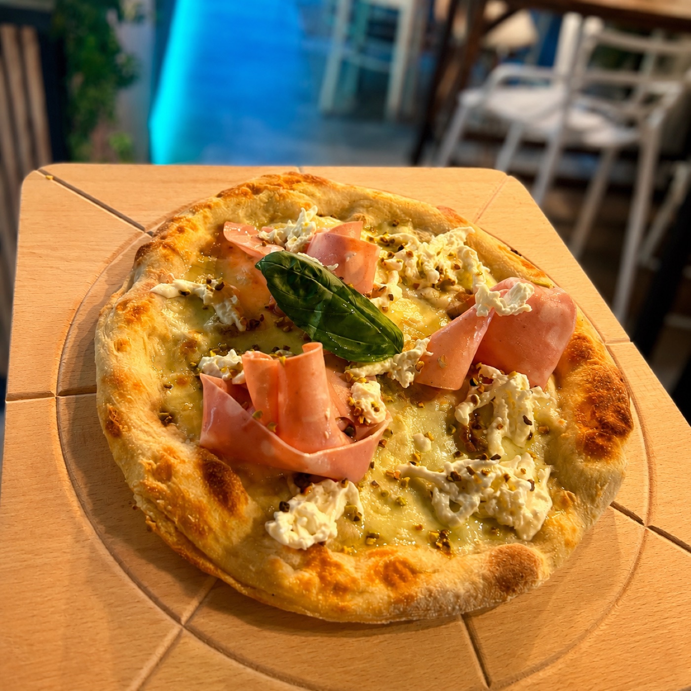 Pizza de autor: mortadela, stracciatella y pistacho
